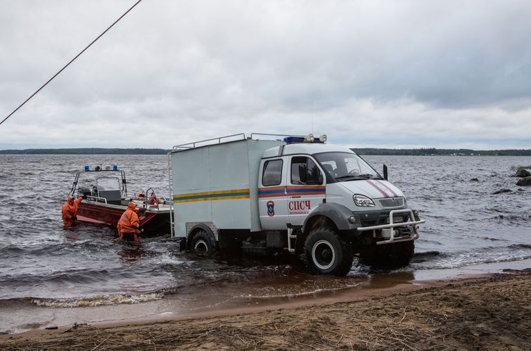 Päästjad Säämäjärvil hukkunud laste kehasid otsimas.