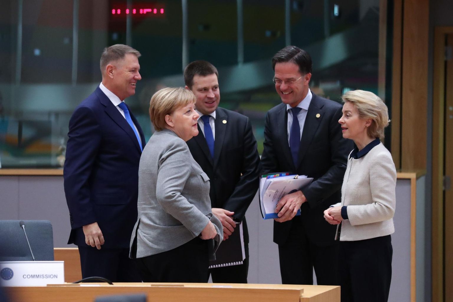Rumeenia president Klaus Iohannis, Saksa kantsler Angela Merkel, peaminister Jüri Ratas ja tema Hollandi kolleeg Mark Rutte ning Euroopa Komisjoni president Ursula von der Leyen eile ülemkogul.