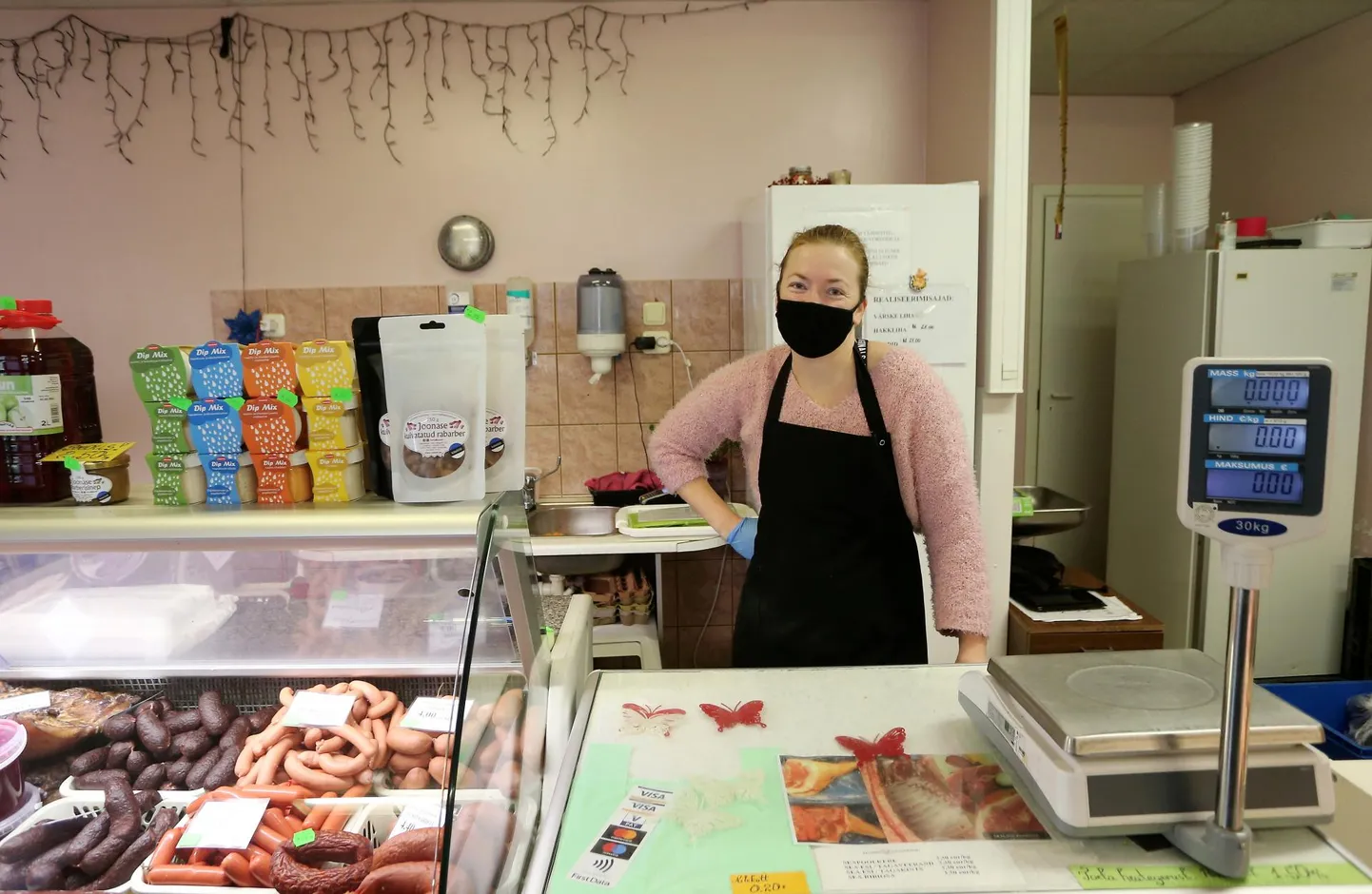 Kadi Heerik peab Rahinge lihapoes müüjaametit juba kuus aastat, kuigi elab ise Tartus. Varem maanteed pidi koju käinud, on tal uue kergliiklustee üle eriti hea meel.