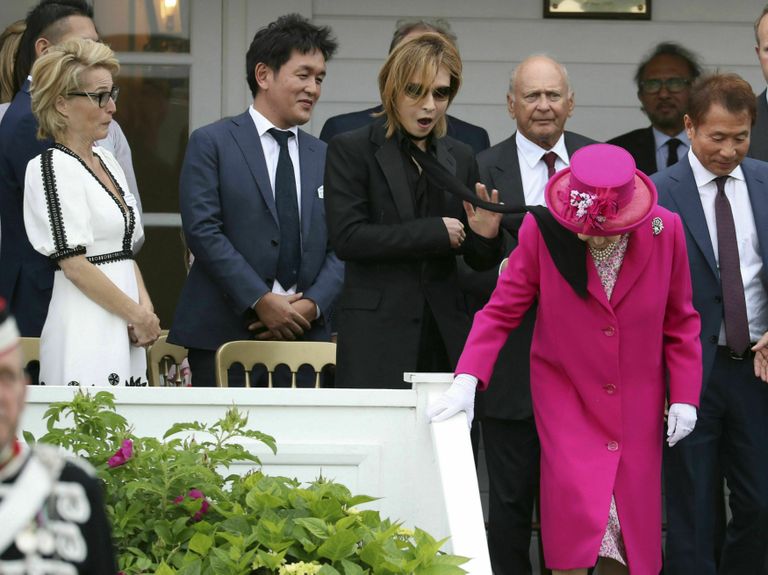 Jaapani staar Yoshki «puudutas» oma salliga Elizabeth II-st. Vasakul on üllatunud Gillian Anderson