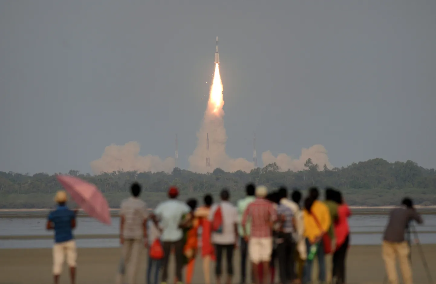 Inimesed jälgimas India satelliidi GSAT-6A starti Sriharikotas Andhra Pradeshi osariigis neljapäeval.