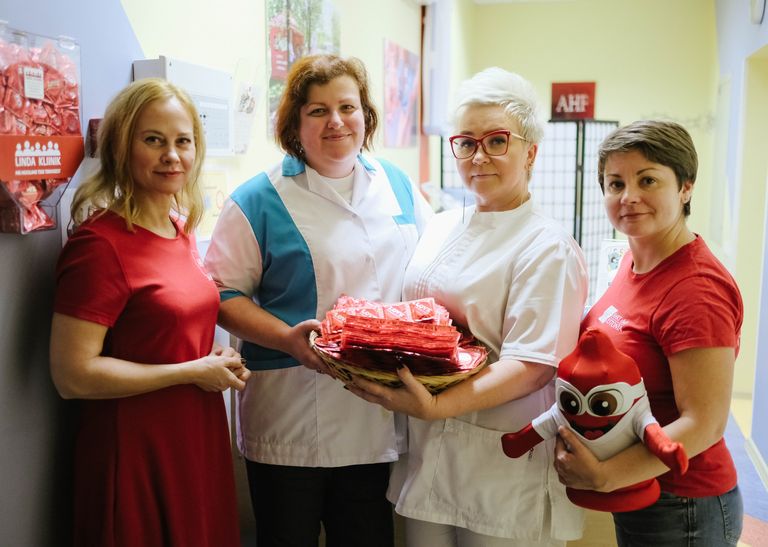 Linda Kliinik (на фото справа налево): координатор Арина Манжикова,медсестра Наталья Амман, врач-инфекционист др. Юта Коган, руководительпрограммы AIDS Healthcare Foundation в Эстонии Кристина Вяйномяэ.