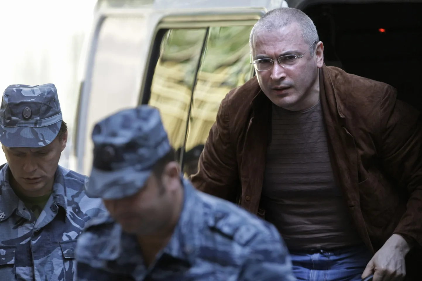 Korravalvurid saadavad Mihhail Hodorkovskit (paremal) kohtusse.