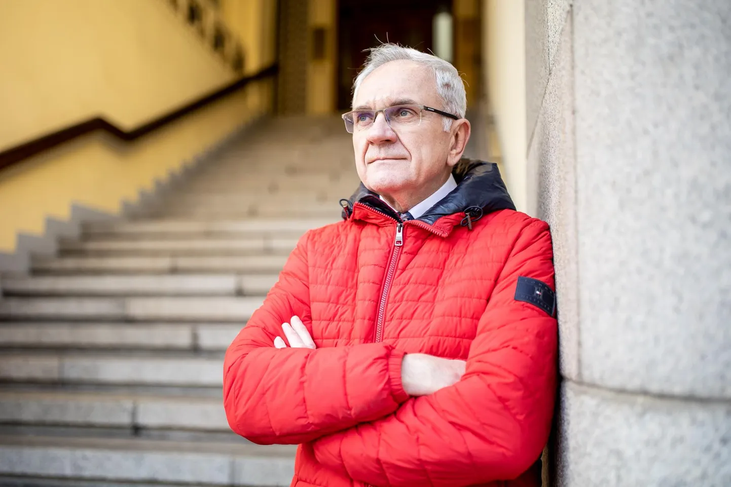 Kui Jüri Raidla 1993. aastal koos ühe Pariisi bürooga Tallinnas advokaadibürood asutas, olid prantslased abiks ka ametiruumide otsimisel. Sobivaimaks osutus uhke pika trepiga Saarineni maja, kus prantslasest abimehe hinnangul oli tunda vanale kultuurmaailmale kohast vaimsust ning rahvusvahelisele mainega büroole kohast väärikust.