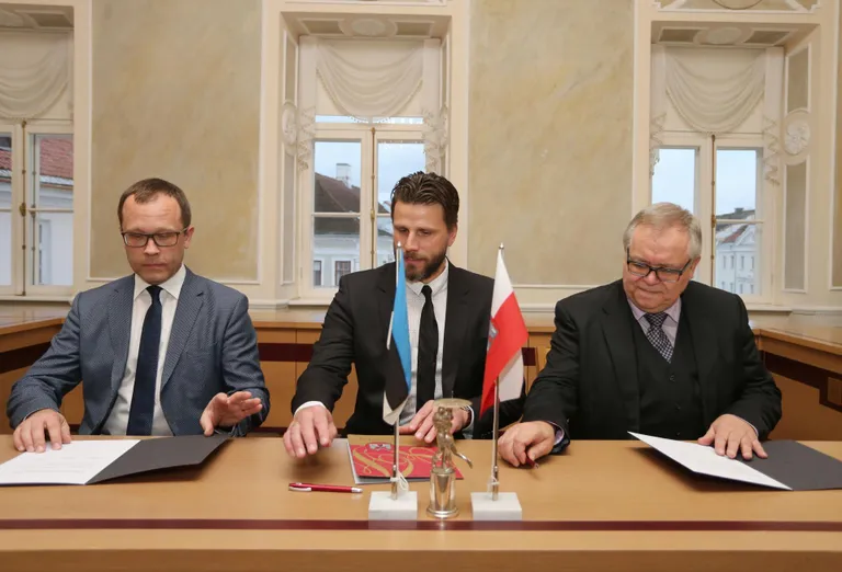 Tartu raekoja saalis Reformierakonna ja Keskerakonna vahel sõlmitava koalitsioonilepingu allkirjastamine ning koostööprotokolli sõlmimine valimisliiduga Tartu Eest. Pildil vasakult Urmas Klaas, Tanel Tein ja Aadu Must.