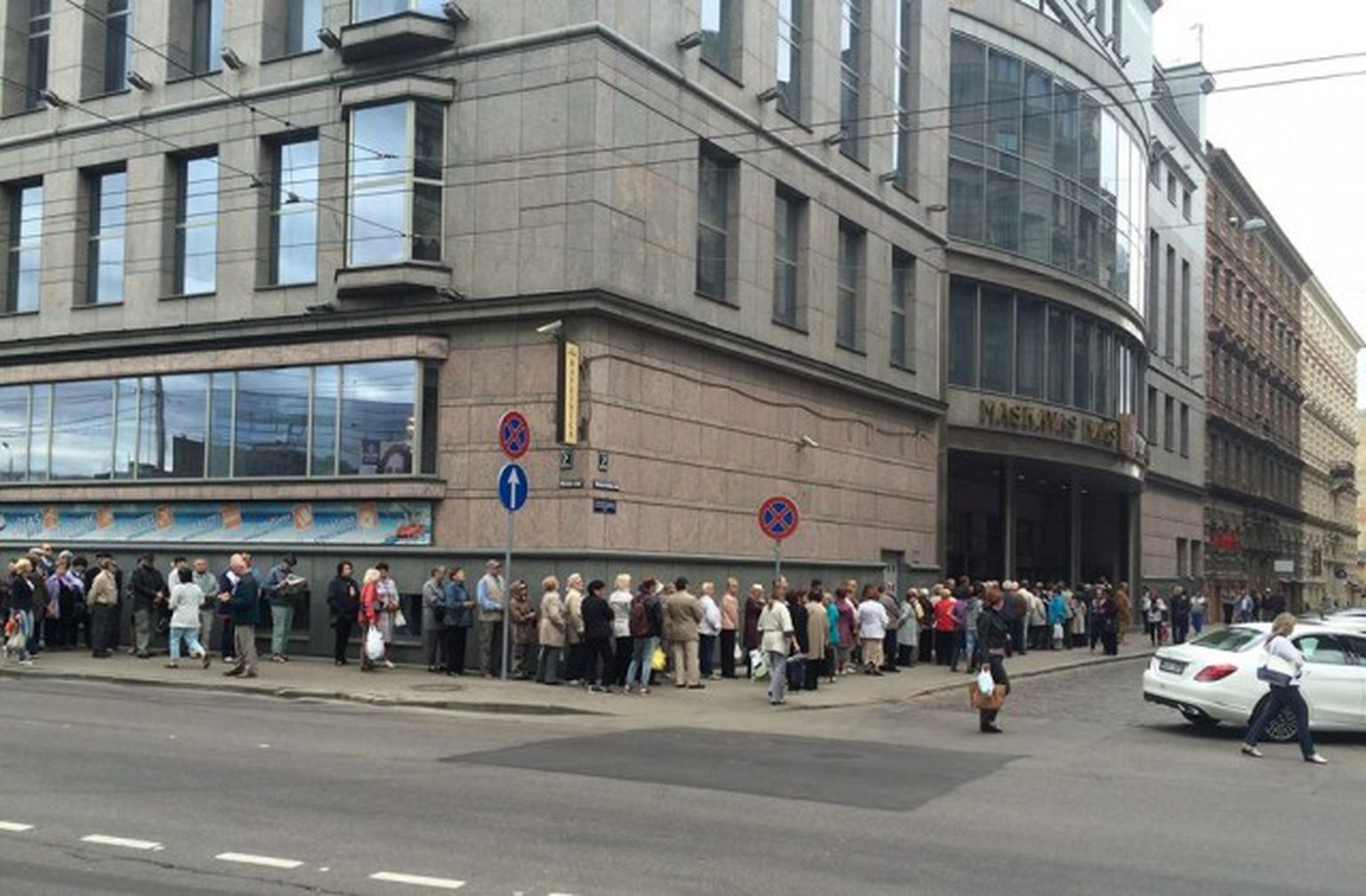 Cilvēku rinda pie Maskavas nama, kur iespējams nobalsot Krievijas Valsts domes vēlēšanās