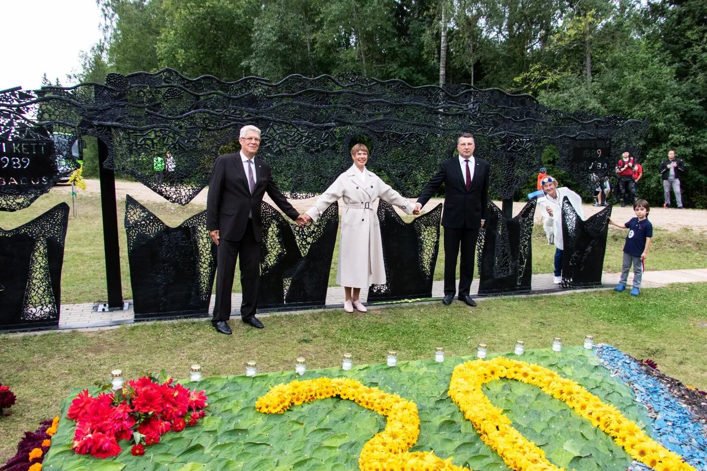 Sümboolses ketis seisis Eesti Vabariigi president Kersti Kaljulaid koos kahe Läti Vabariigi ekspresidendiga.