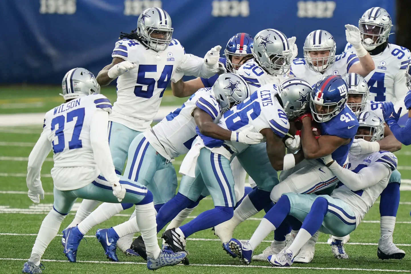 Maailma väärtuslikeima spordiklubi Dallas Cowboys sportlased (heledas särgis) mänguhoos