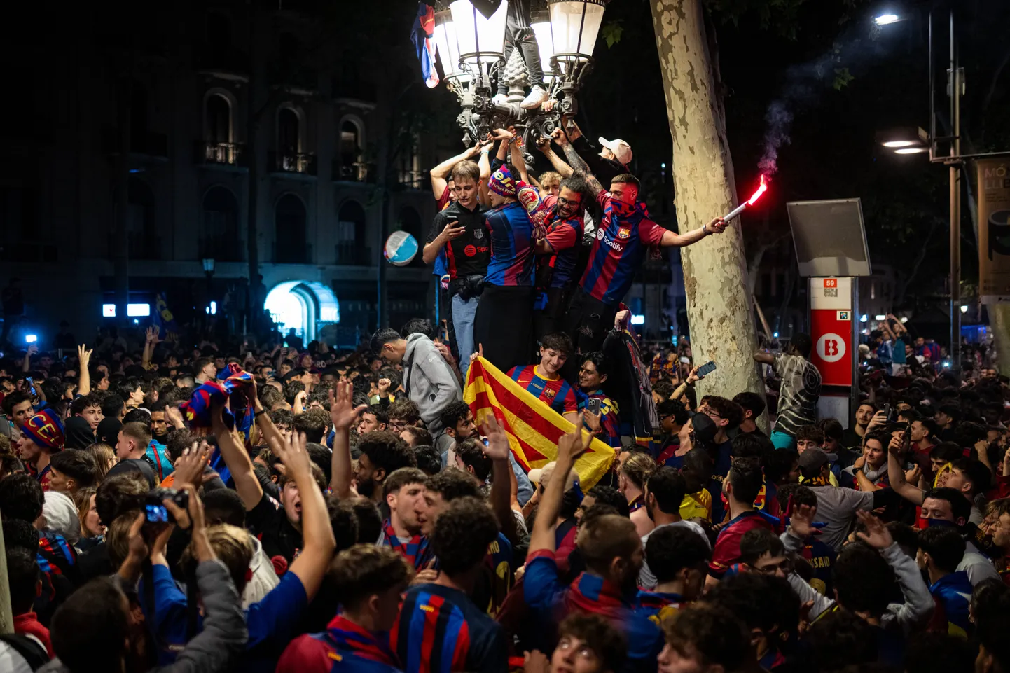 Tiitlivõitu tähistavad Barcelona poolehoidjad.