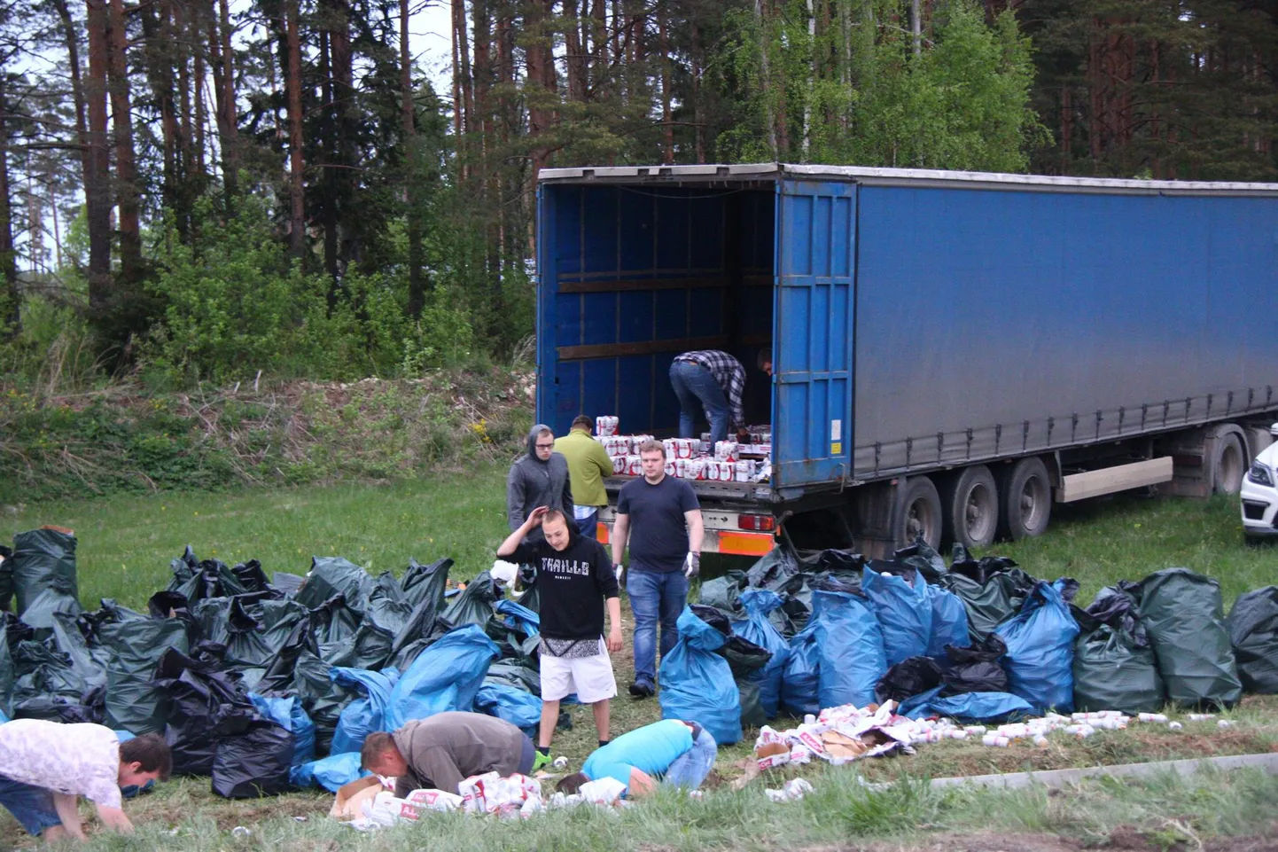 Rakvere linna piiri läheduses Rägavere tee ringristmikul teisipäeval ümber läinud veoautost välja pudenenud õllepurkide laadungi koristamiseks kulus mitu tundi.
