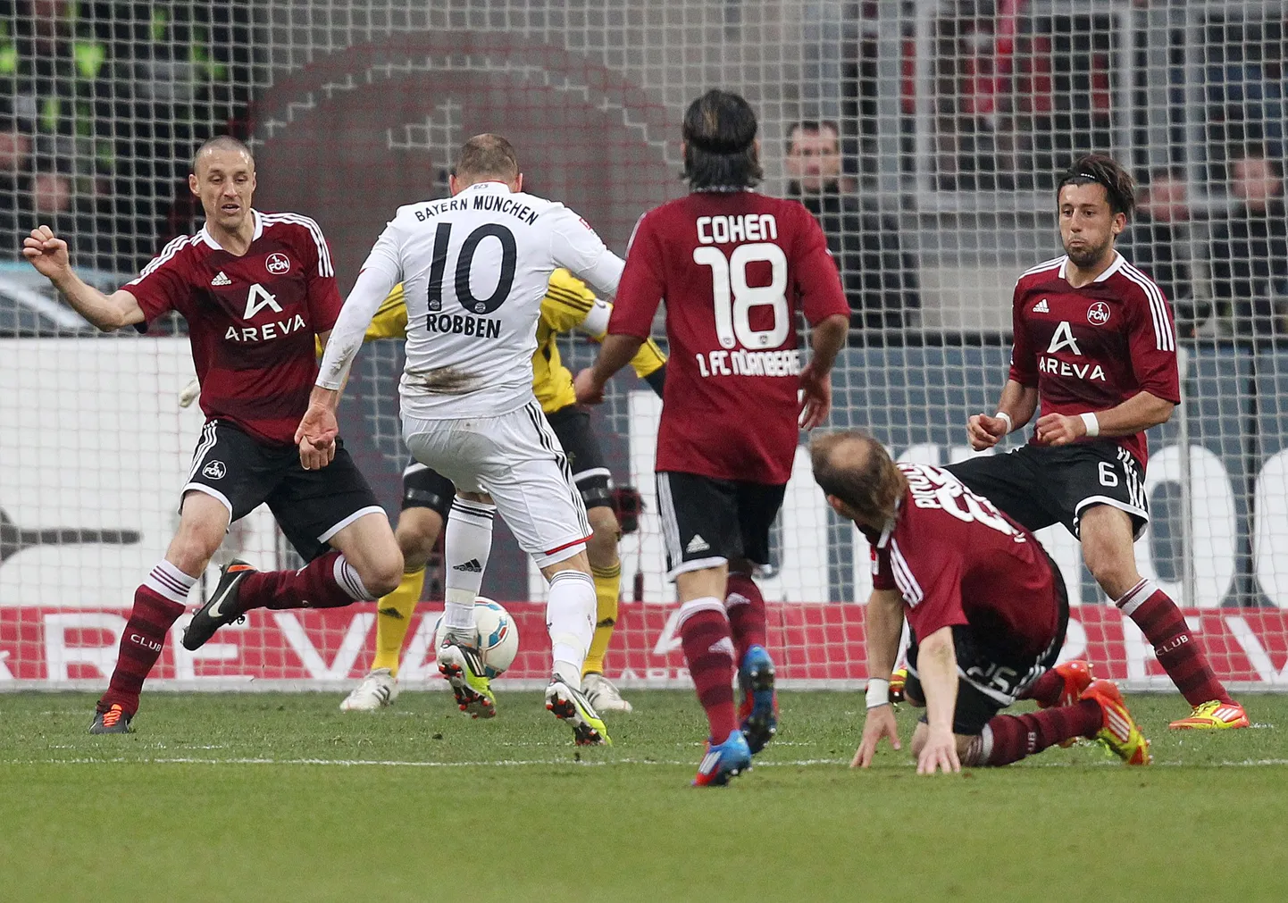 Arjen Robbern (nr 10) lööb Nürnbergi vastu Müncheni Bayerni võiduvärava.