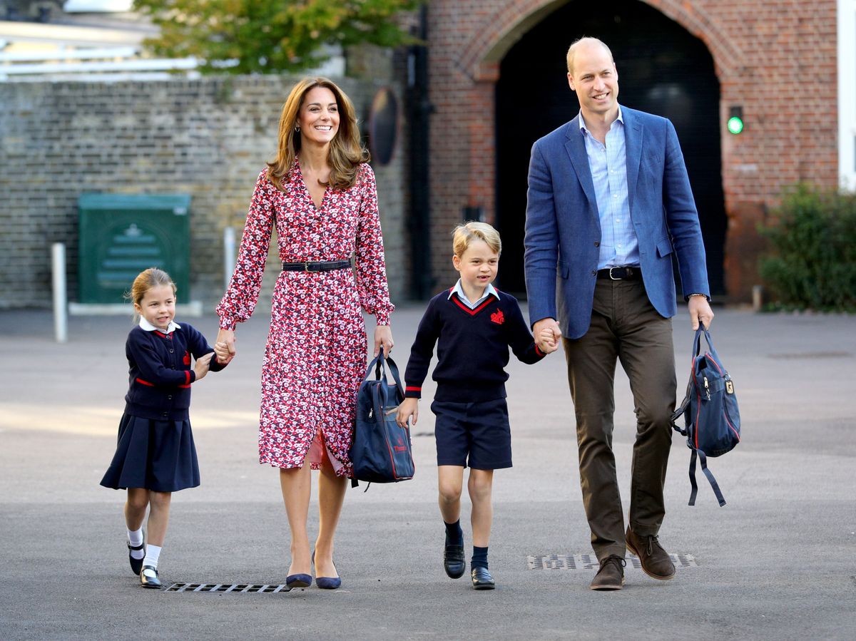 Kembridžas princese Šarlote, Kembridžas hercogiene Ketrīna, Kembridžas princis Džordžs, Kembridžas hercogs princis Viljams, ierodoties uz bērnu pirmo skolas dienu Londonā.