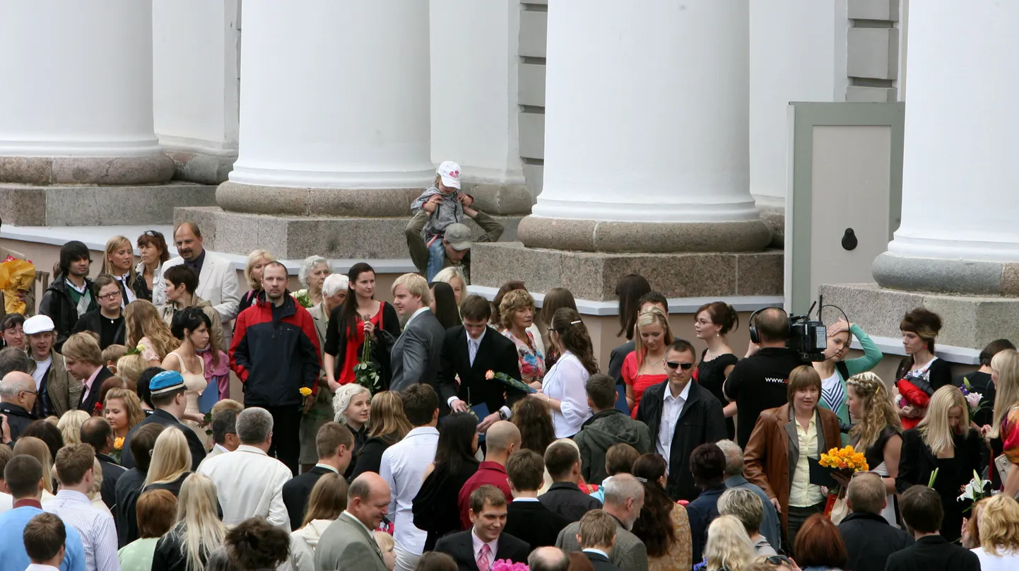 Tartu Ülikooli lõpetamine.