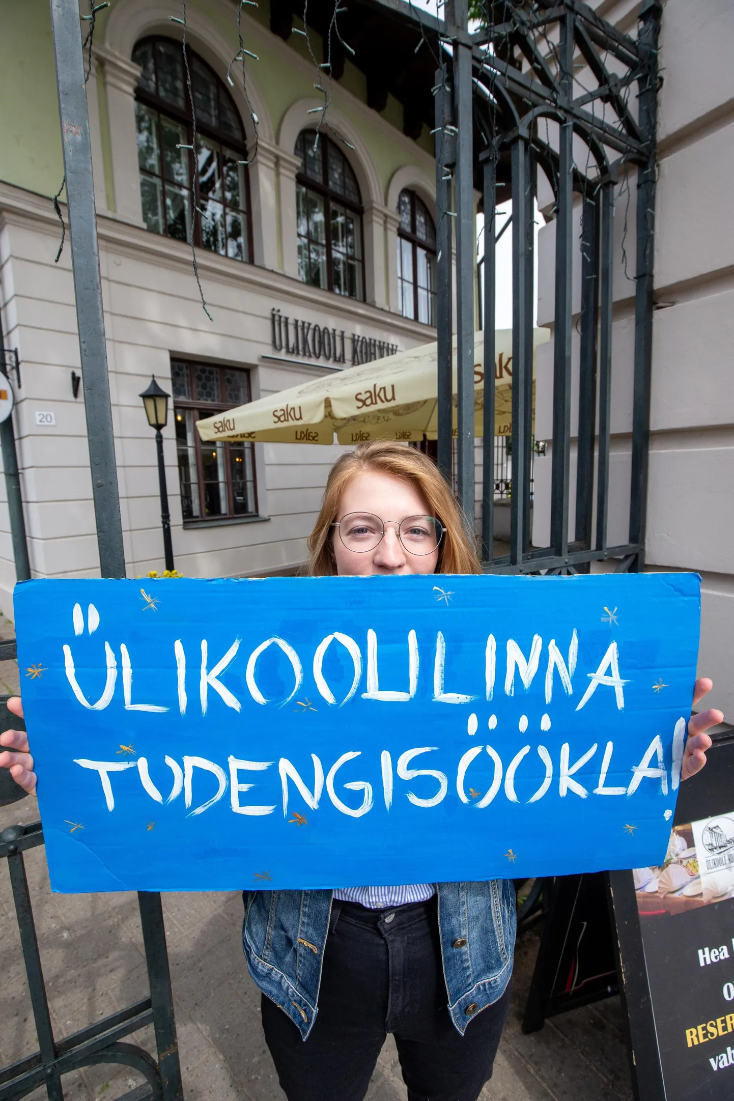 Студенты требуют дешевых обедов.