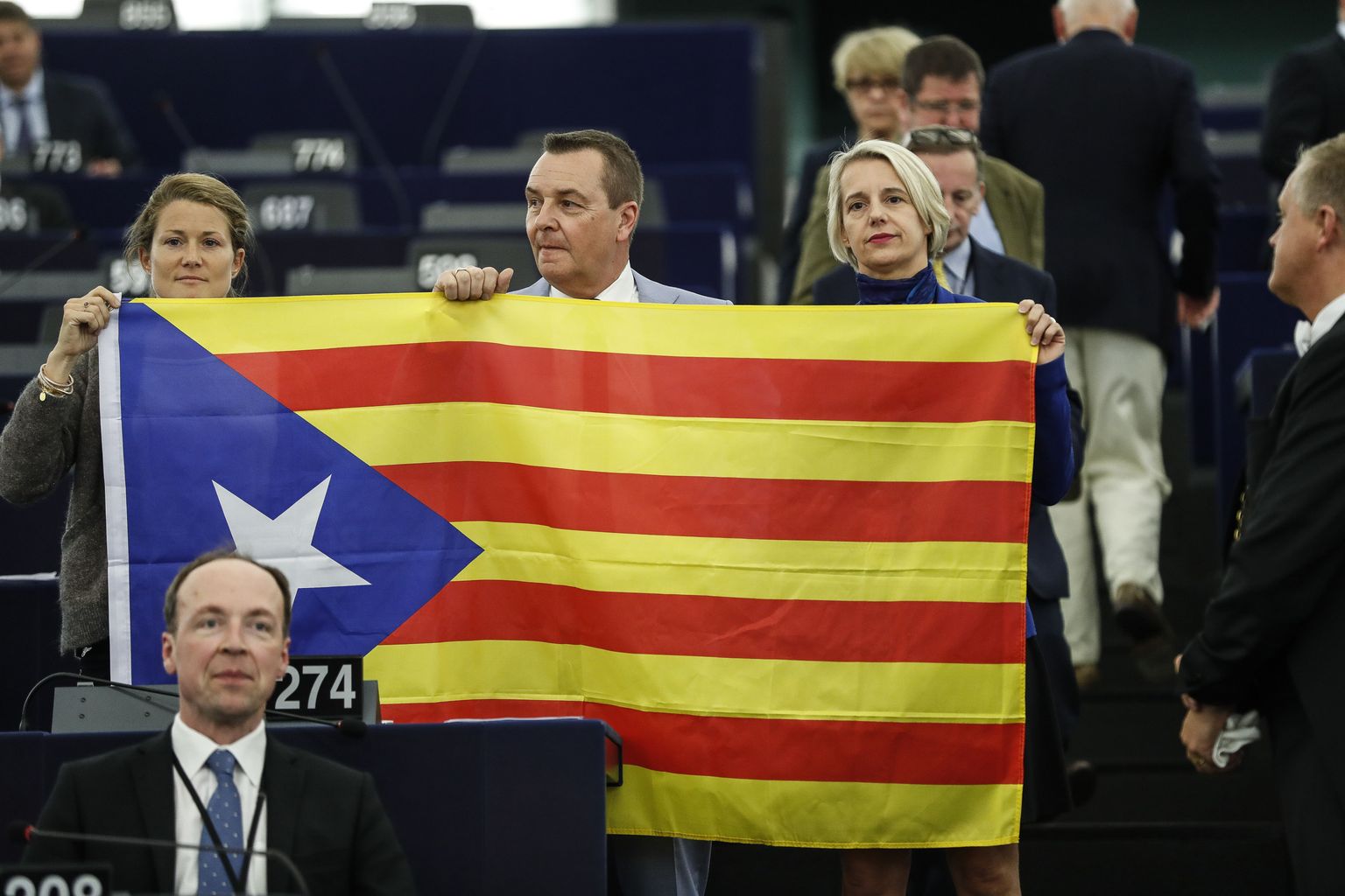 Belgia eurosaadikud Anneleen Van Bossuyt (vasakul), Mark Demesmaeker (keskel) ja Helga Stevens eile Euroopa Parlamendis Kataloonia lipuga. Kõik nad kuuluvad Uus-Flaami Allianssi, mille nägemuses peaks Belgia liikuma kahe eraldi riigi tekkimise suunas.