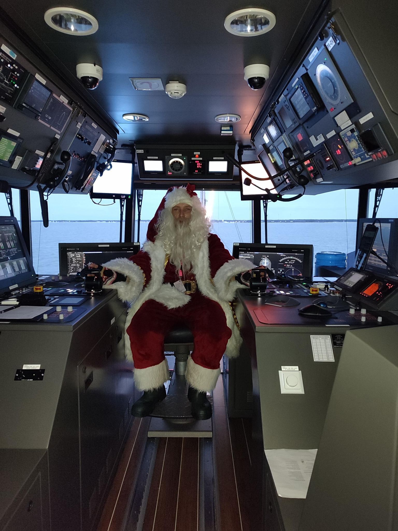 Parvlaeva Piret kapten võttis jõuluvanal hõlmast kinni ja viis ta kaptenisillale. Sellest ei julgenud taat unistadagi.