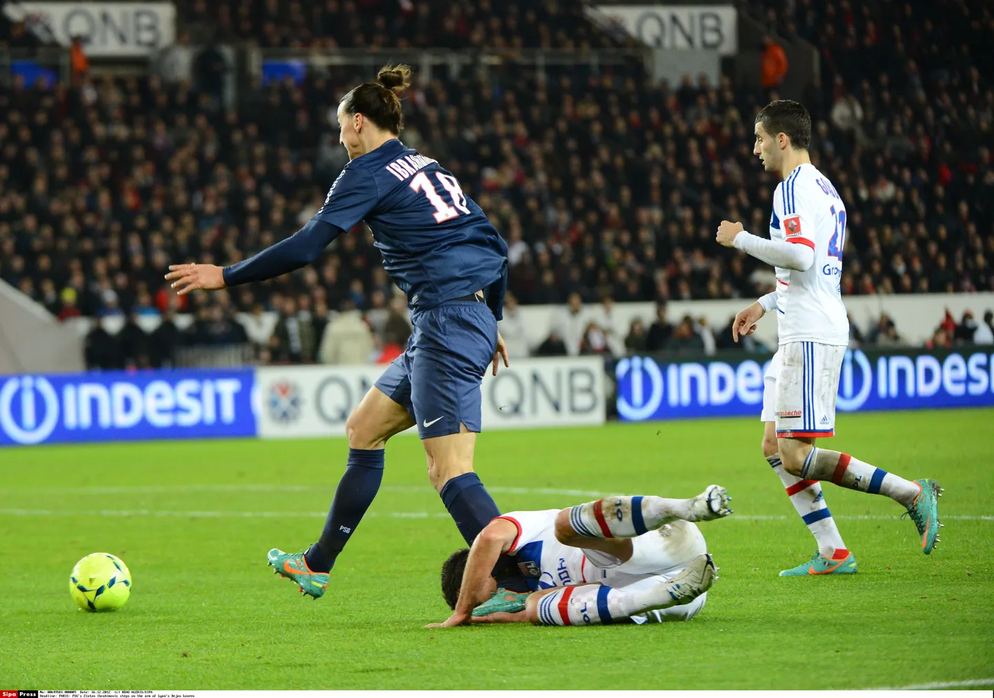 Dejan Lovrenile (pikali maas) pähe astunud Zlatan Ibrahimovic kinnitab, et ei vigastanud vastast tahtlikult.