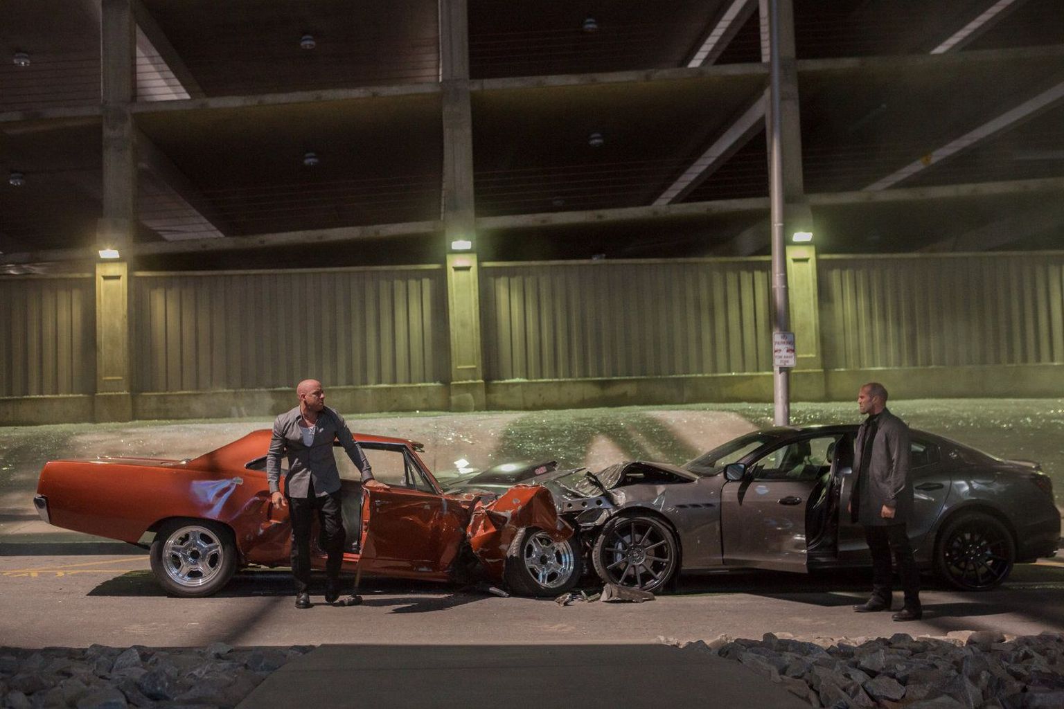 Vin Dieselil ja Jason Stathamil on probleem. Parim viis selle lahendamiseks on autode laupkokkupõrge.