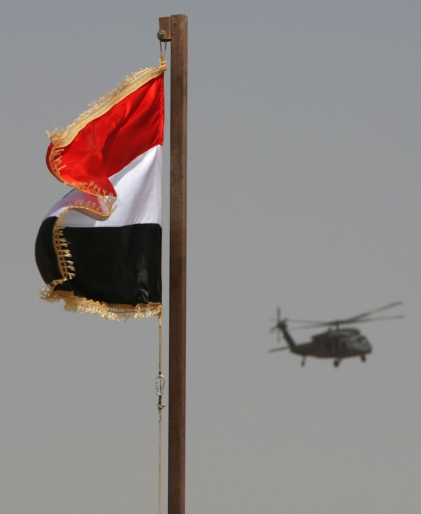 USA helikopter ja Iraagi lipp.