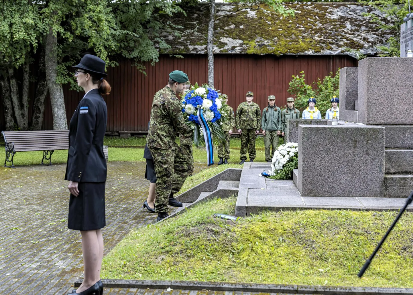 Saardeski asetati pärjad monumendi juurde.