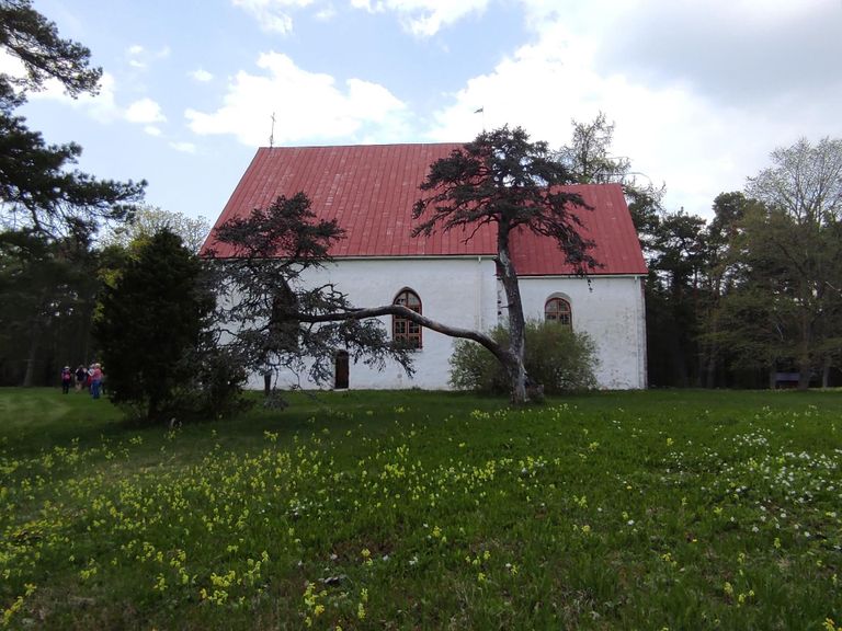 14. sajandist pärit Vormsi kirik on saare ajaloo ja kultuuri peamine mälestis, asub keskuses Hullos. Kirik seisis pikalt tühjana pärast rootslaste põgenemist saarelt teise maailmasõja lõpul, taas­õnnistati 1990. aasta olavipäeval.