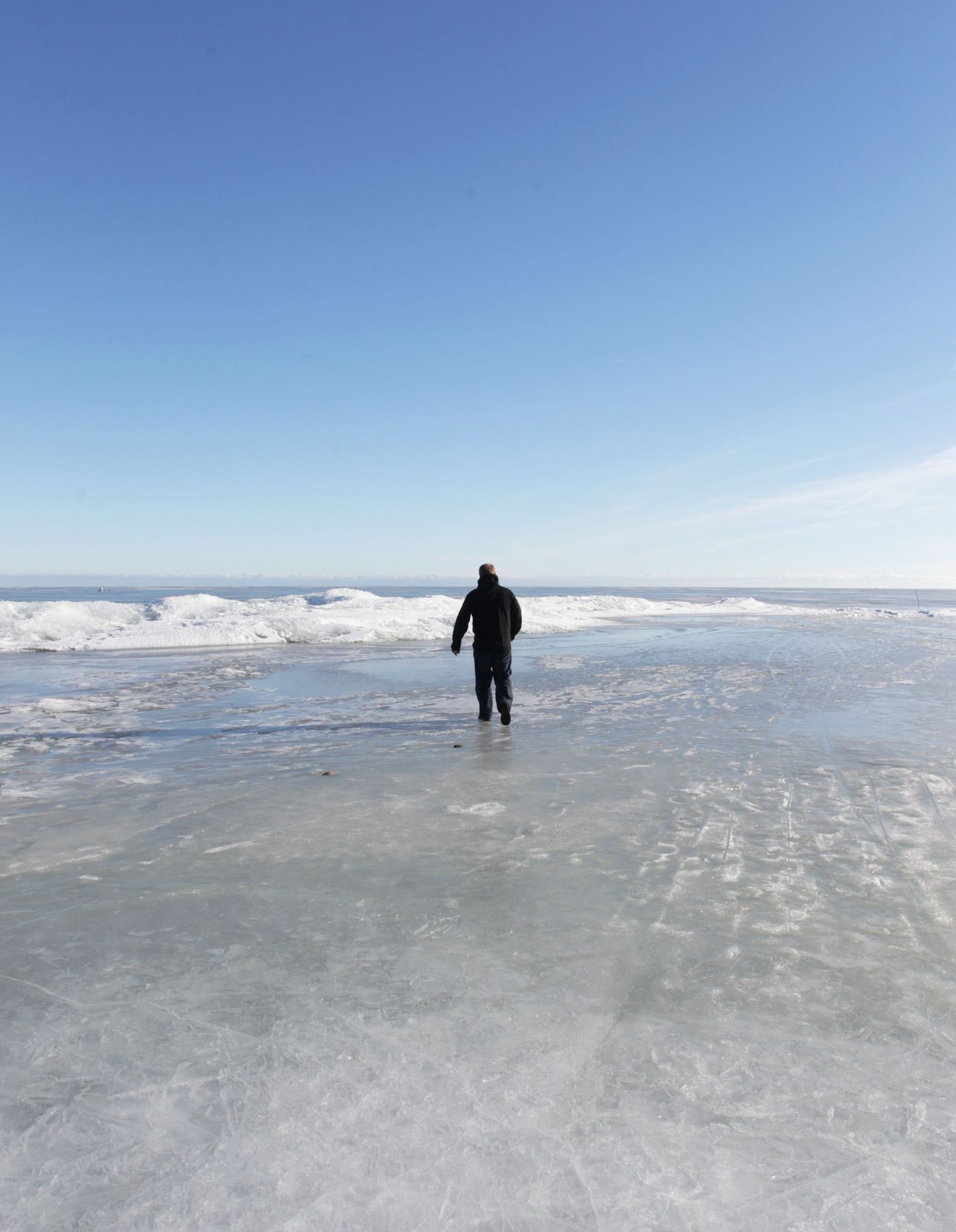 Jalakäija Pihkva järve jääl.