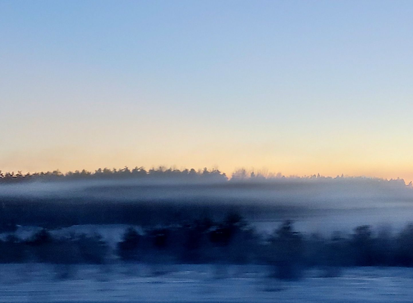 Udu Põltsamaa lähedal 21. jaanuaril kella 16.30 paiku Tallinna-Tartu maantee kõrval. Pildistatud bussiaknast.