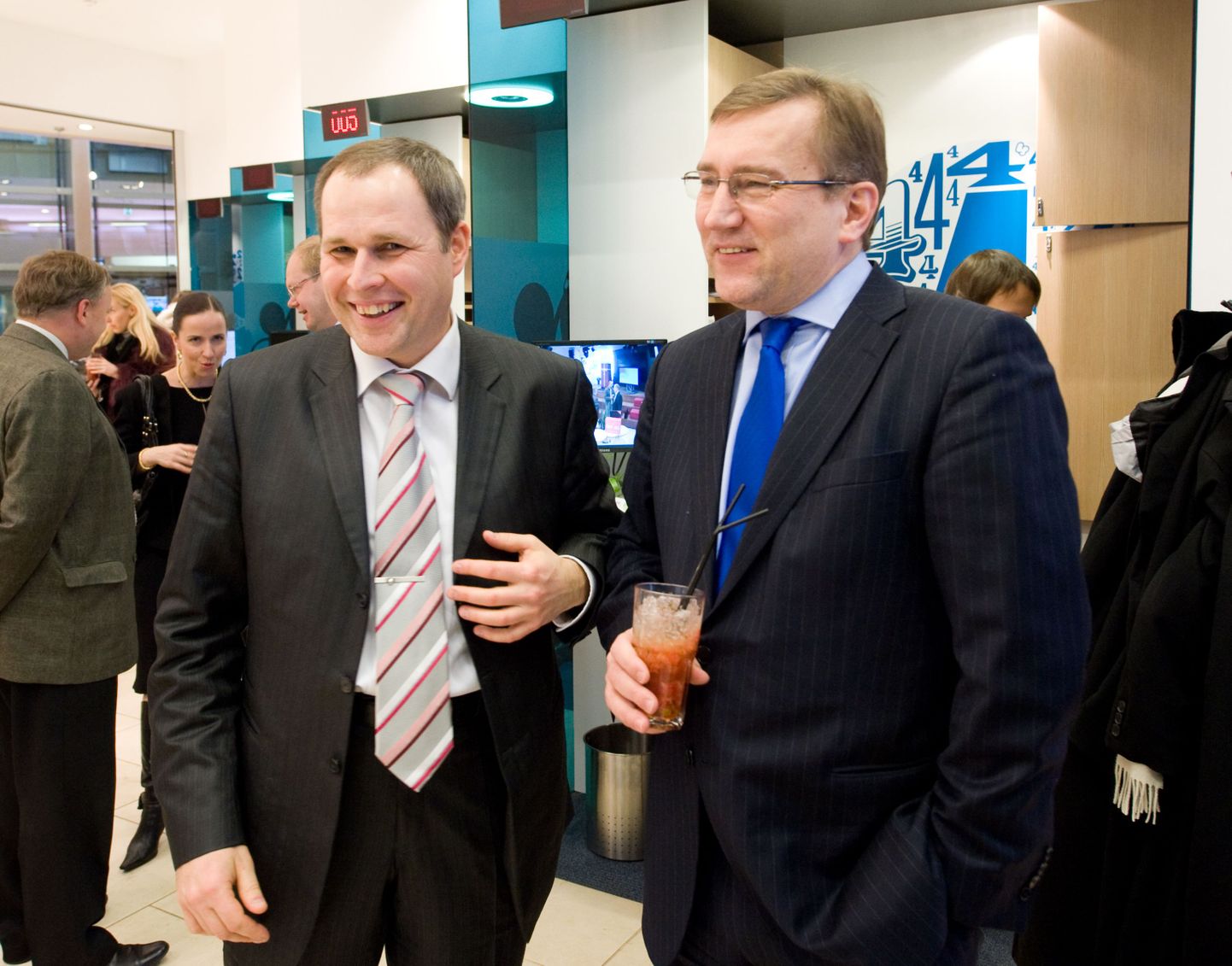 Eesti Telekomi juhatuse esimees Valdo Kalm ja minister Juhan Parts on infoühiskonna usku ning peavad vajalikuks, et internetikasutajate arv Eestis tõuseks veelgi.