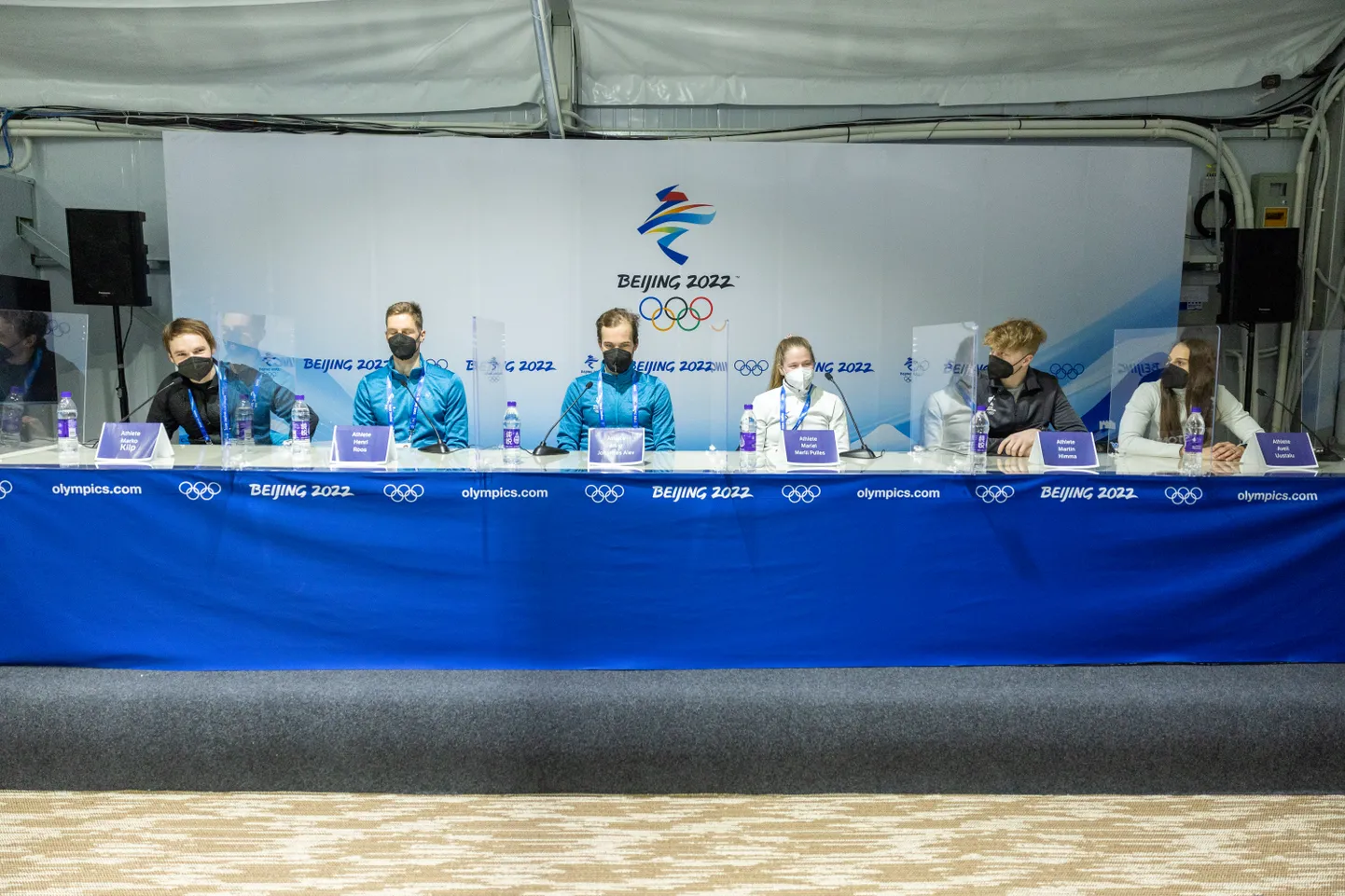 Eesti suusatajad pressikonverentsil: Marko Kilp (vasakult), Henri Roos, Alvar Johannes Alev, Mariel Merlii Pulles, Martin Himma ja Aveli Uustalu.