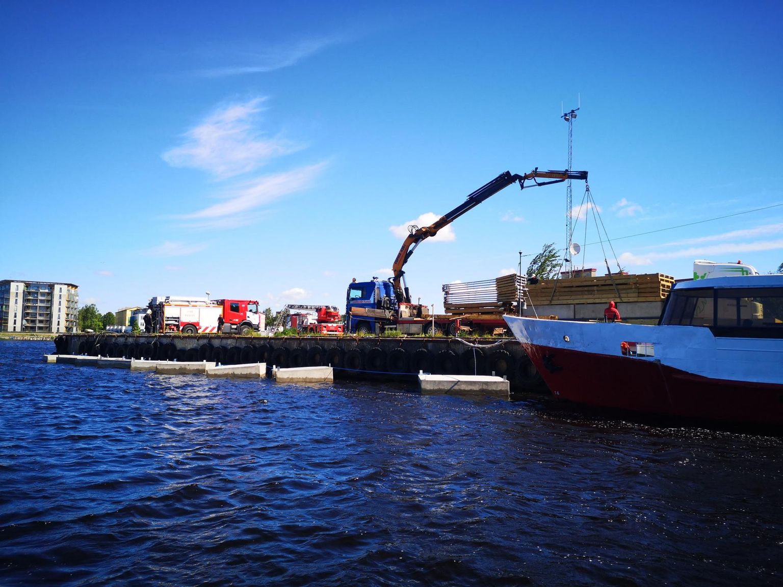 Pärnu Vallikäärus asuva Talvesadama uute ujuvkaide detailide vette tõstmine Pärnu sadamas. 