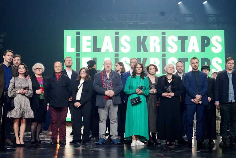 Nacionālā kino festivāla "Lielais Kristaps 2023" laureāti uz Dailes teātra skatuves.