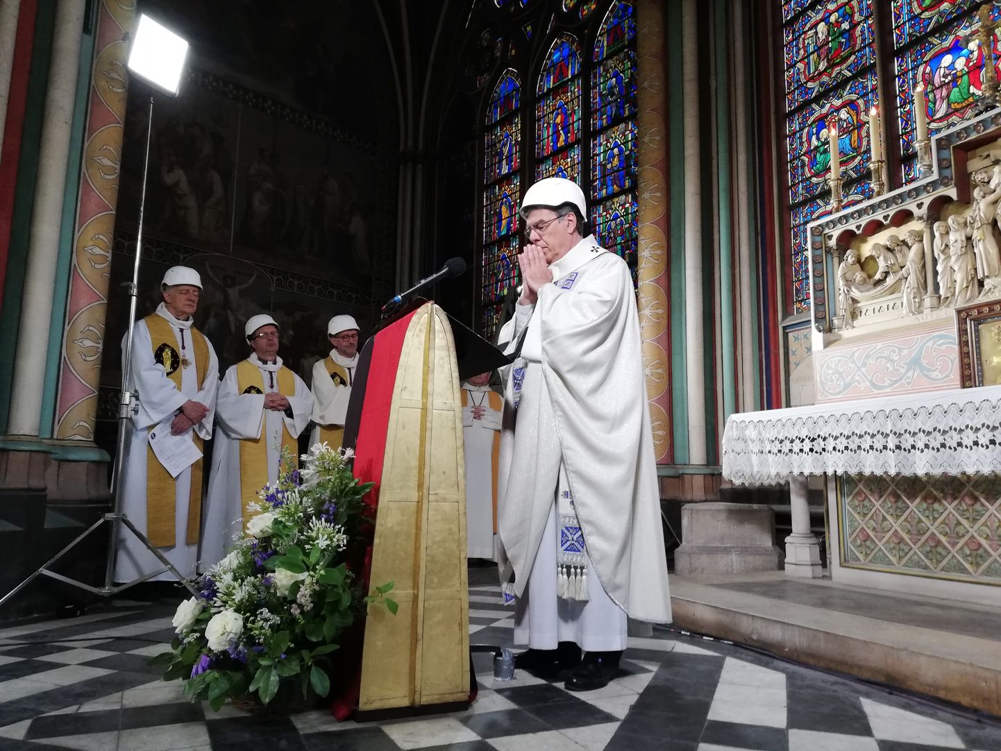 Архиепископ Парижа Мишель Опети провел первую мессу после апрельского пожара.