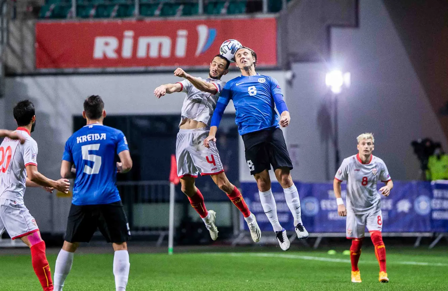 Hetk oktoobrikuisest Rahvuste liiga mängust Eesti – Põhja-Makedoonia. Mark Anders Lepik (nr 8) on peavõitluses Ivan Trickovskiga. Selles olukorras lõppes kõik hästi, sest tabati palli, mitte teineteise pead.