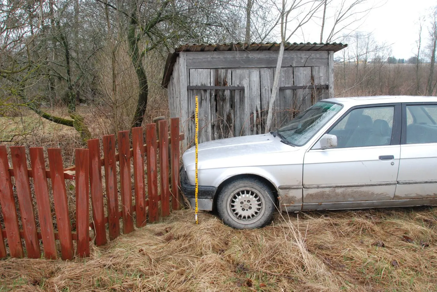 Vilkureid märganuna juhtis roolis olnud nooruk BMW teelt välja vastu ühe talumaja aeda.