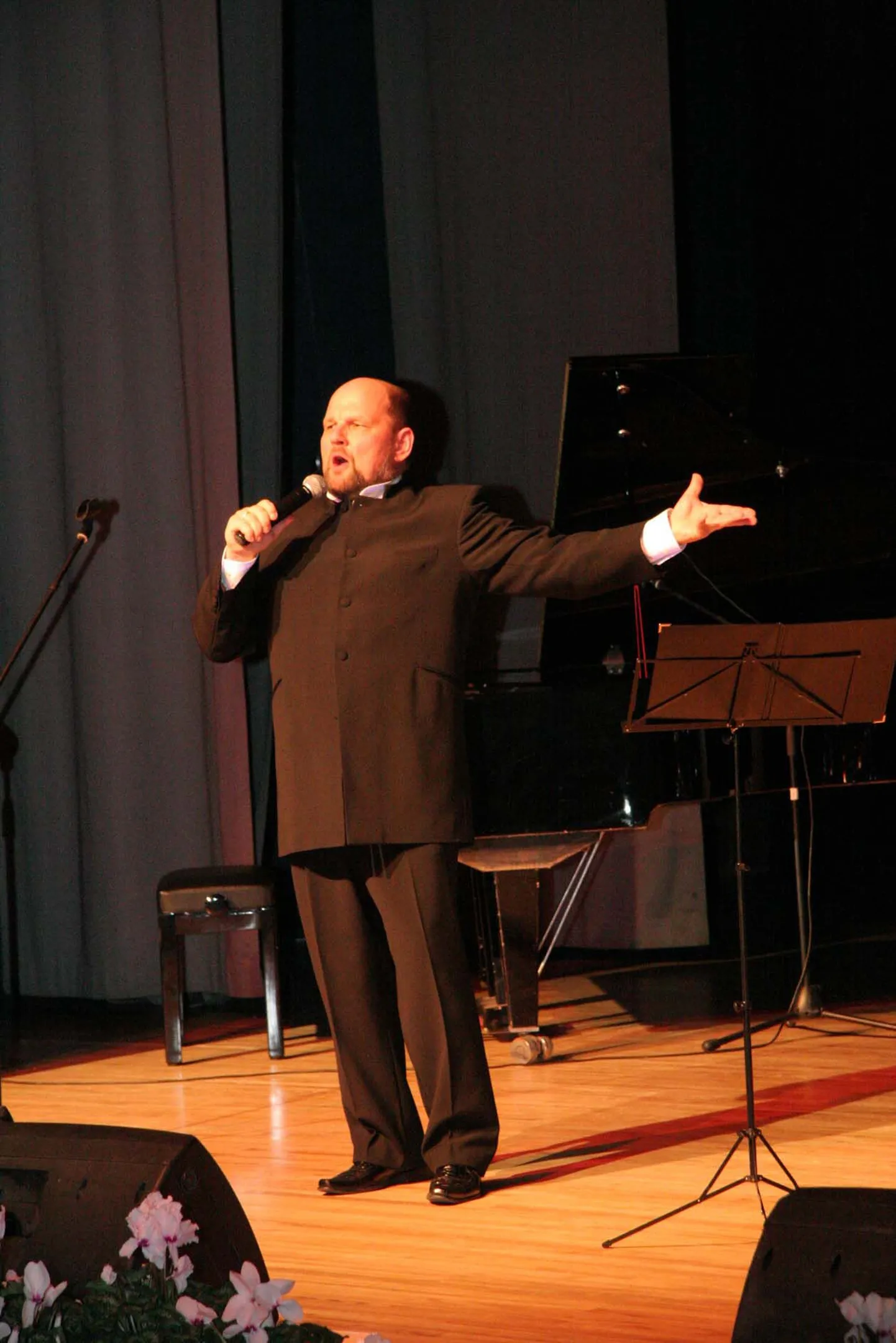 Laulab Jassi Zahharov.