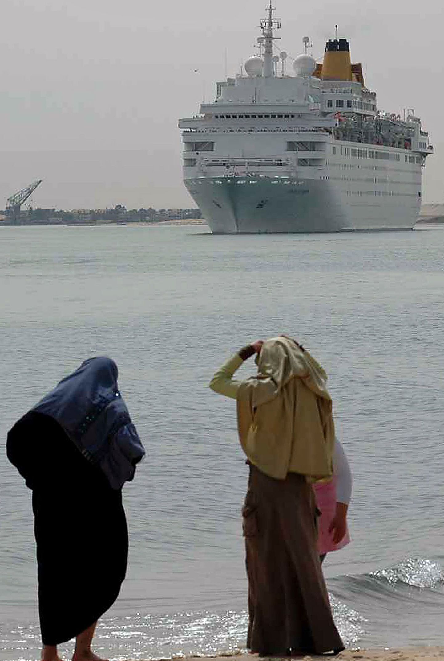 Kruiisilaev Costa Europa Suessi kanali juures Egiptuses.