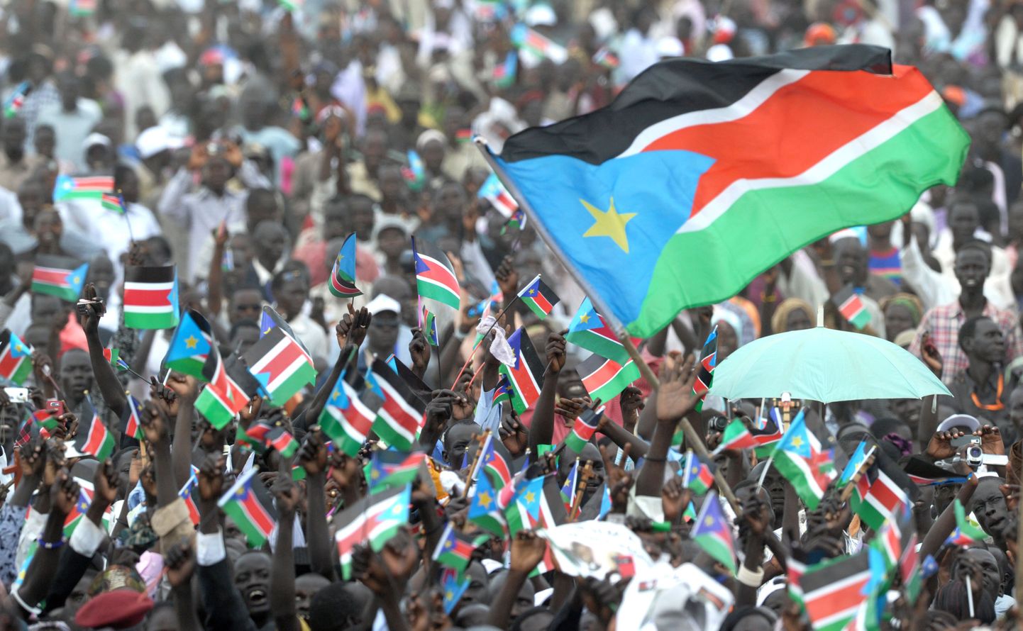 Tuhanded Lõuna-Sudaanlased lehvitavad riigilippudega.