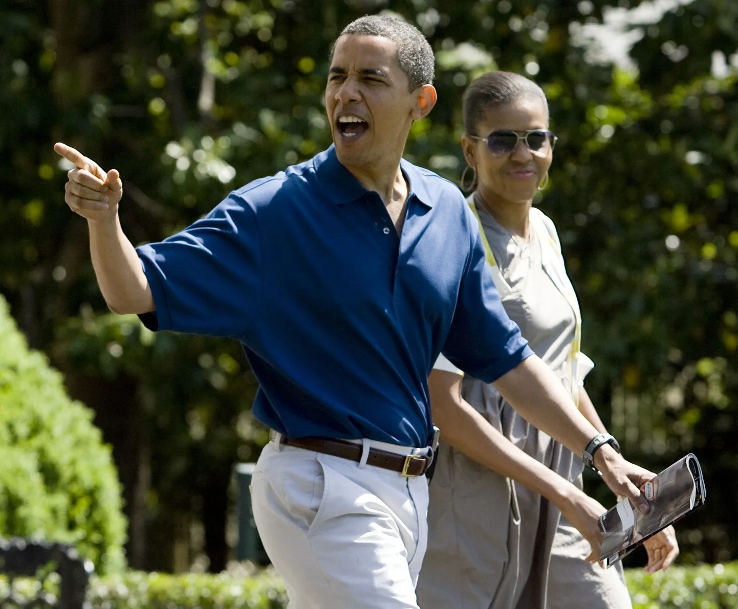 Barack Obama laupäeval abikaasa Michelle'iga Valge Maja murul.