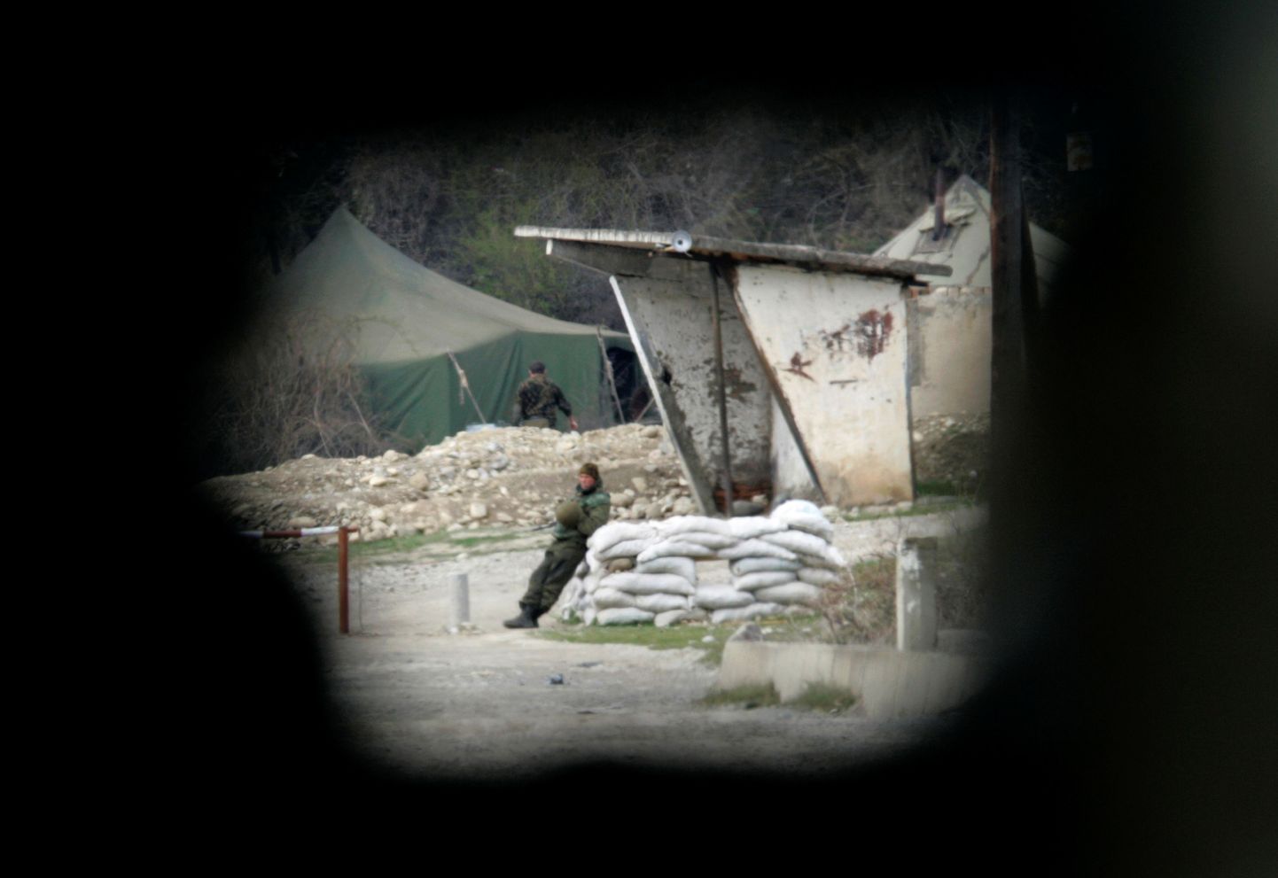 Vene sõdur valvepostil Gruusias asuvasse Akhmaji külla viival teel Lõuna-Ossetia piiri lähedal.