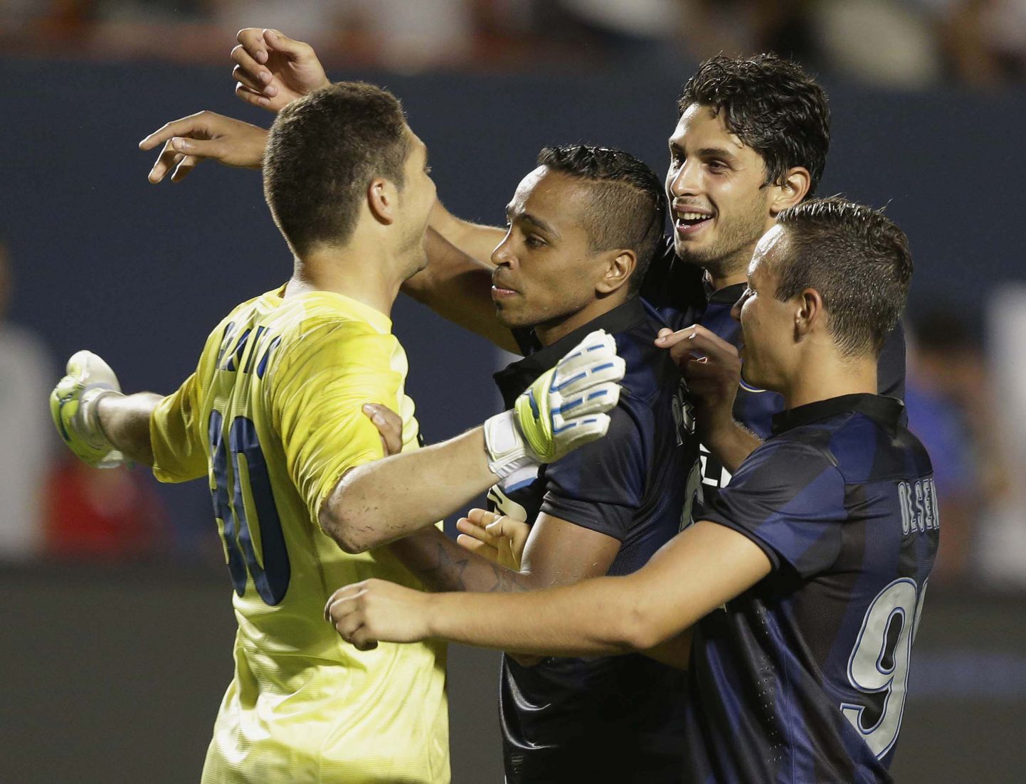 Interi mängijad võiduka penalti tabanud Juan Pablo Carrizot (kollases) õnnitlemas