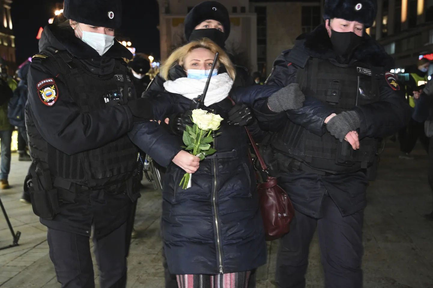 Ceturtdien, 2022. gada 24. februārī, Maskavā, Krievijā, policijas darbinieks aizturēja sievieti protesta laikā pret Krievijas uzbrukumu Ukrainai.