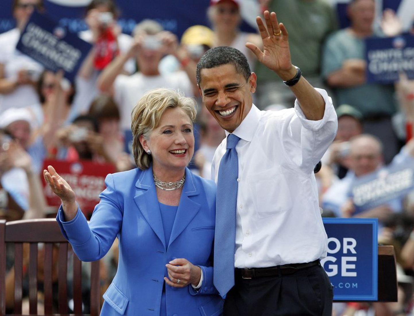 Hillary Clinton ja Barack Obama 2008. aasta suvel pärast demokraatide eel­valimisi. Mõni kuu varem oli Clinton isiklikult soovitanud levitada kuulujuttu, et Obama oli nooruses narkoärikas.