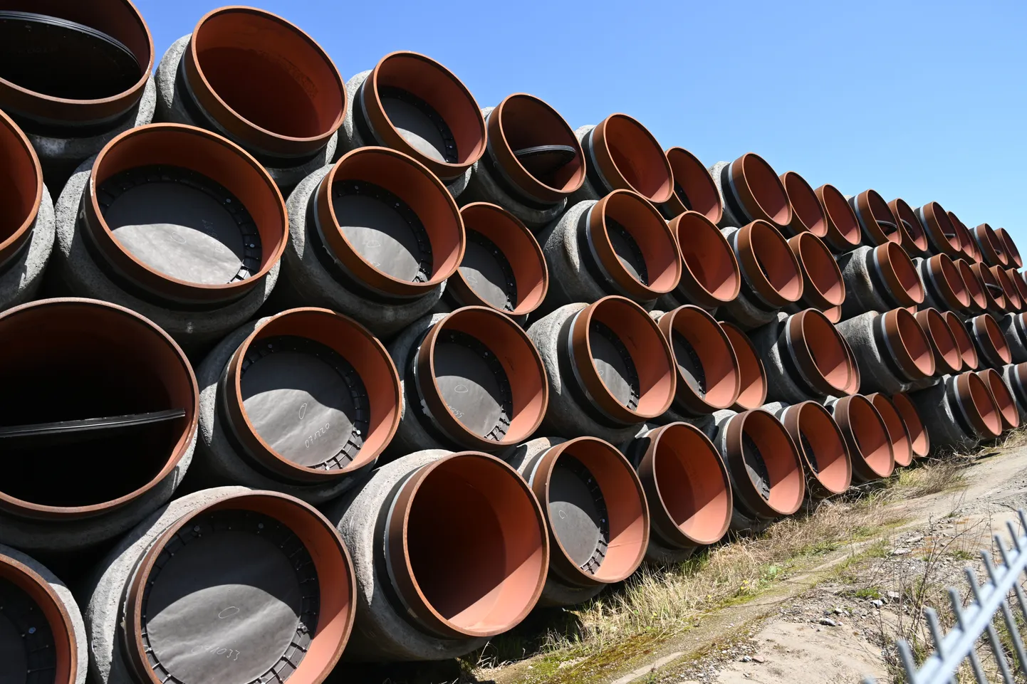 Nord Stream 2 projekt on peatatud. Pildil torujuhtme osad Põhja-Saksamaal.