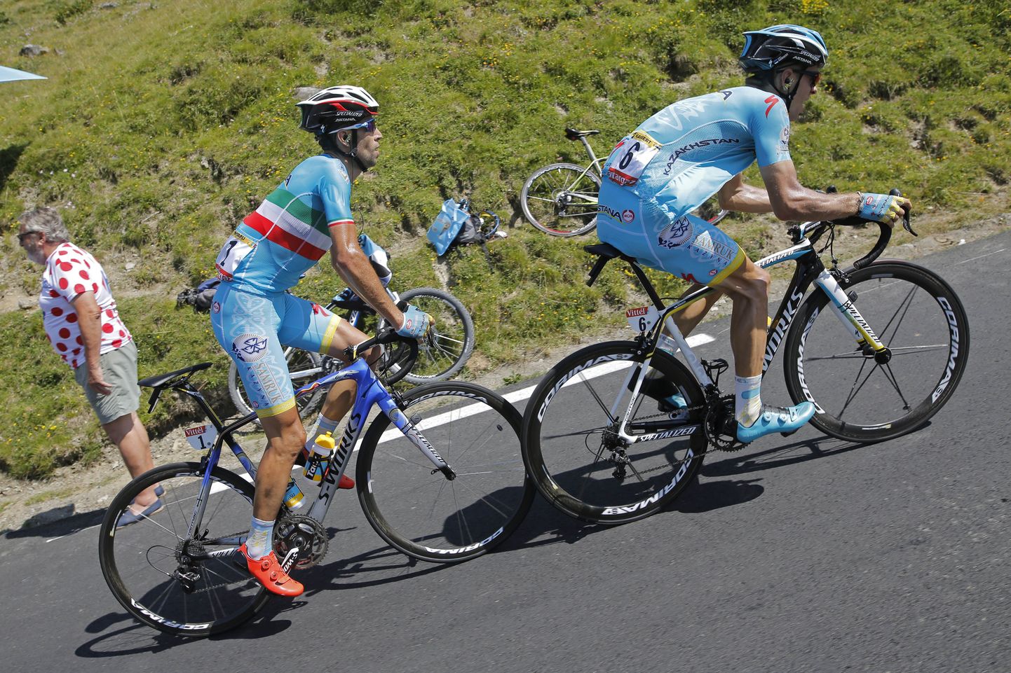 Astana meeskonna endine liider itaallane Vincenzo Nibali väntamas tunamulluse Tour de France'i 11. etapil Tanel Kangerti sabas järsust mäest üles.
