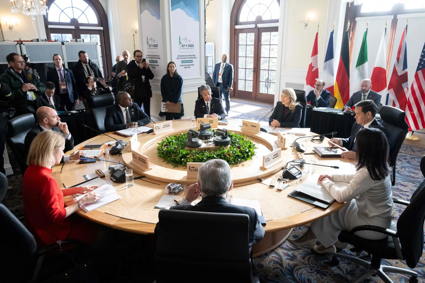 G7 välisministrite kohtumine Kanadas 13. märtsil 2025. a. Laua taga on teineteise vastas ELi välispoliitika kõrge esindaja Kaja Kallas ja Kanada välisminister Mélanie Joly.