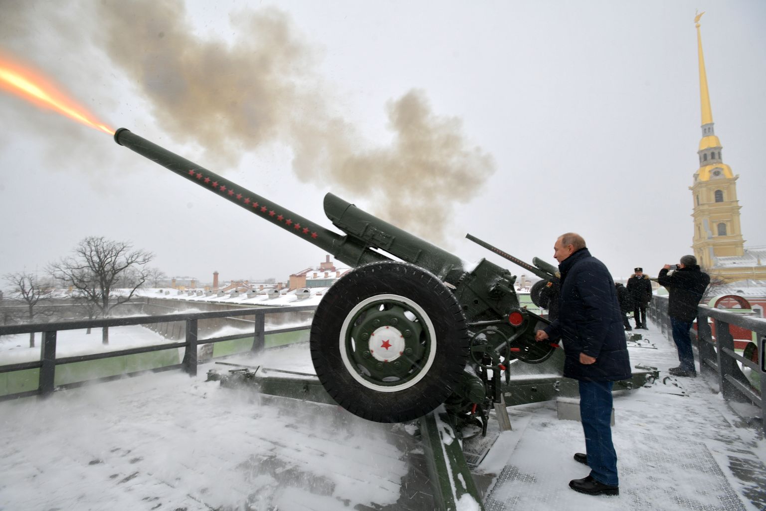 Venemaa president Vladimir Putin tulistamas 7. jaanuaril 2019 Peterburis Peeter-Pauli kindluses suurtükist