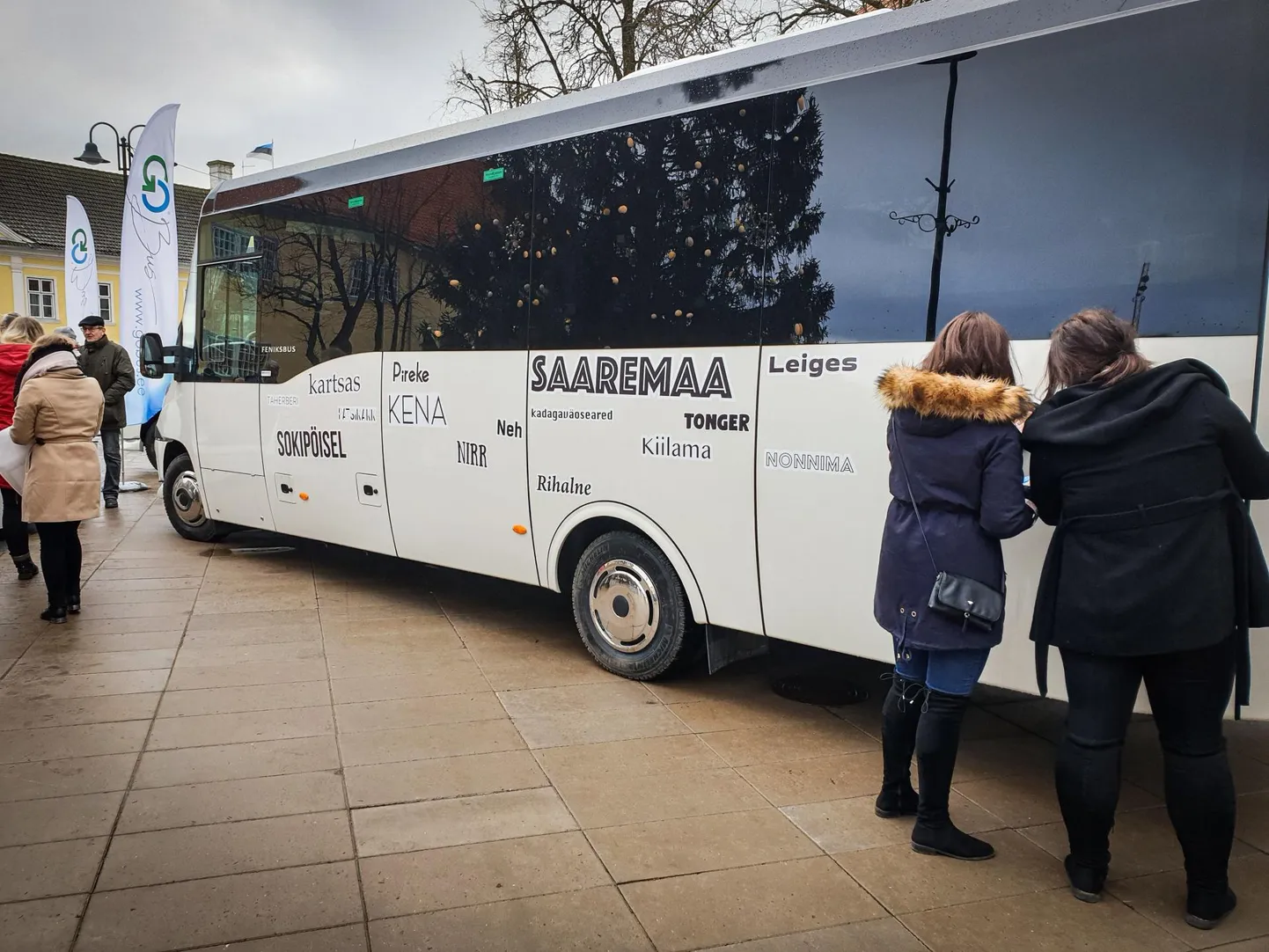 Aasta tagasi lubas vald katta uued bussid kihelkondade triibukirjaga. Tänavu vahetult enne busside liinile tulekut otsustati aga minna ebatraditsioonilist teed.