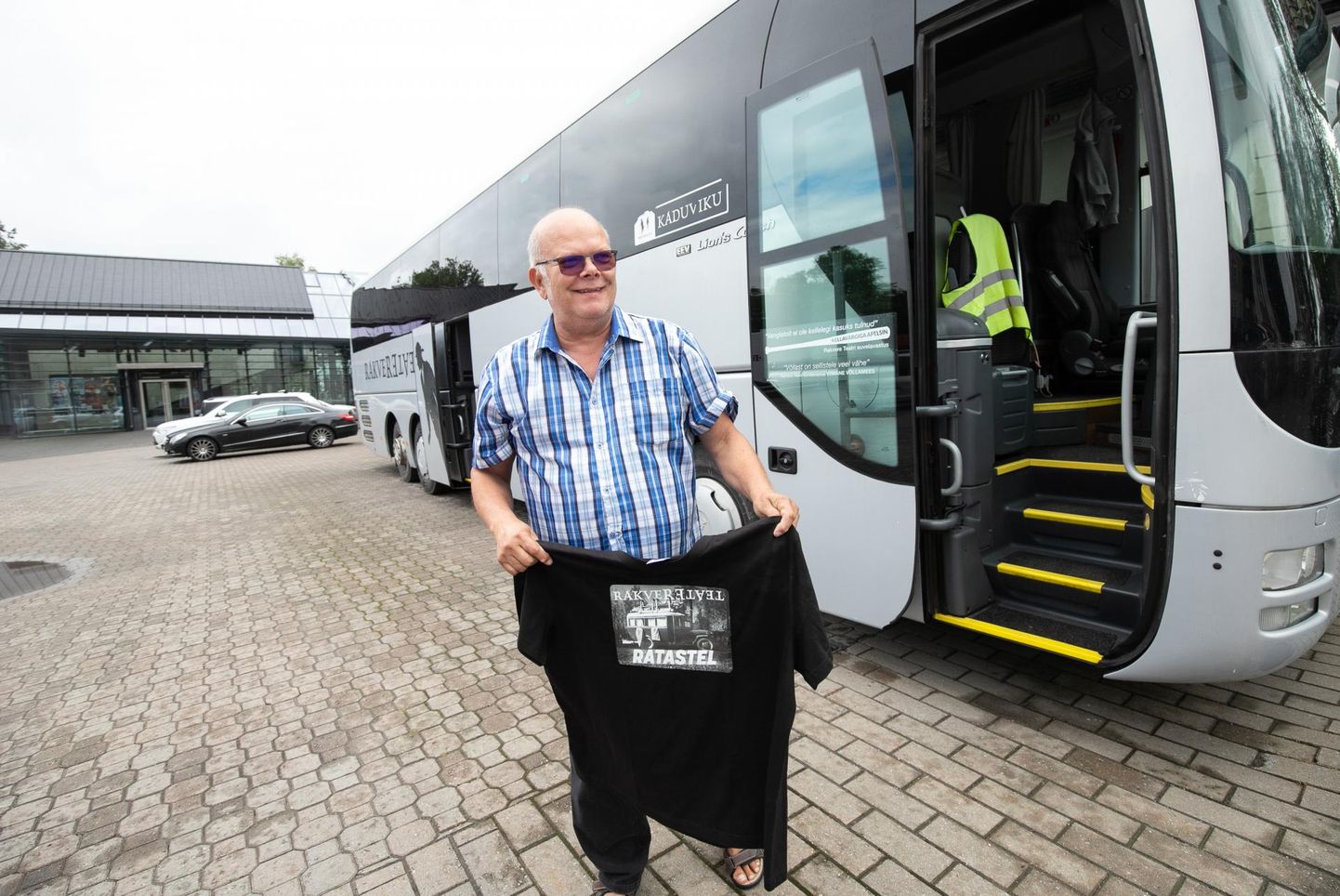 Rakvere teatri bussijuht Tõnu Tammjärv on truppi sõidutanud kaheksa bussiga.