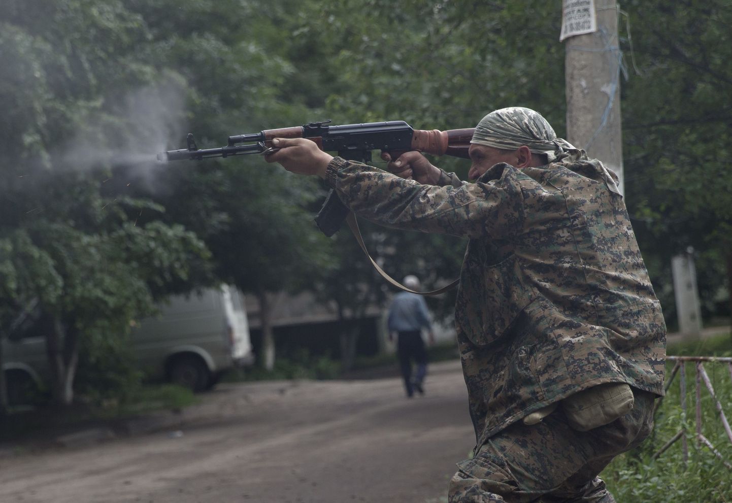 Военный самопровозглашенной Луганской народной республики ведет бой в Луганске.