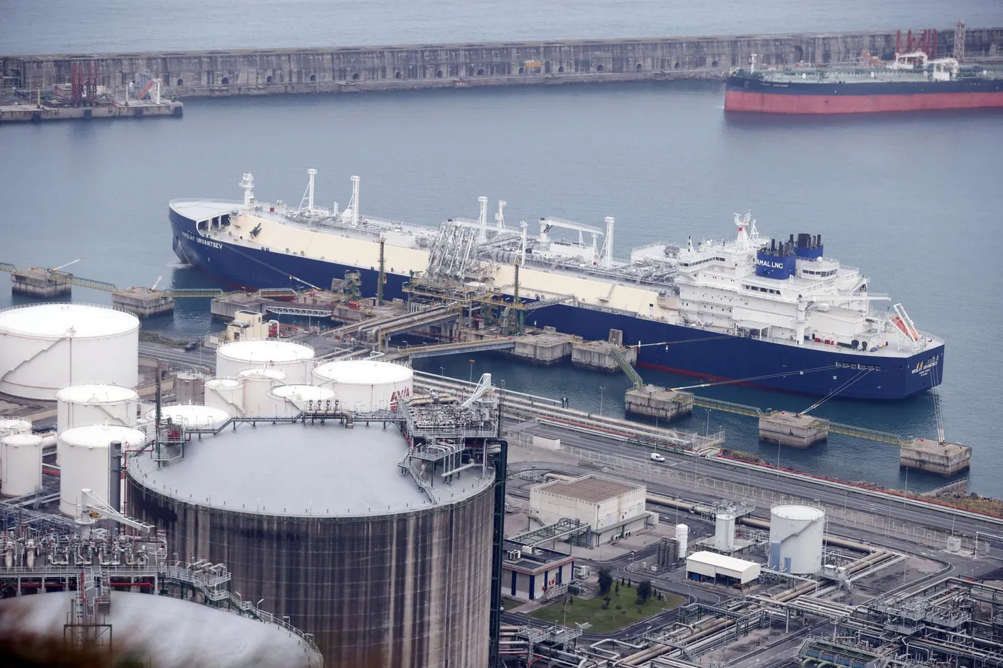 Hong Kongi lipu all sõitev gaasitanker Nikolay Urvantsev saabus Venemaalt gaasilastiga Hispaaniasse Bilbao sadamasse 10. märtsil. Gaasi-ja naftaveod ei katke ka sanktsioonide tõttu päevapealt, juba sõlmitud lepingud tuleb siiski täita.